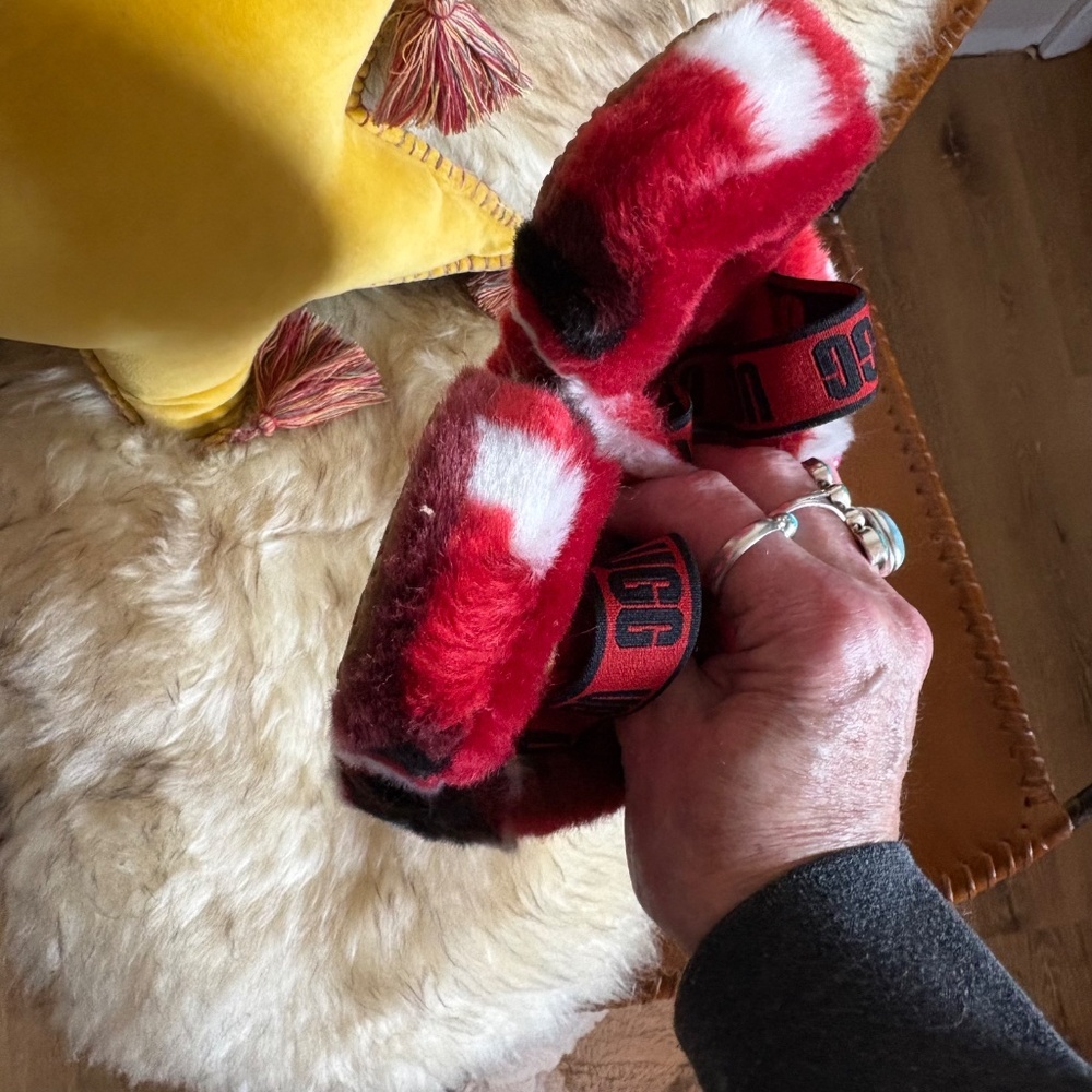 UGG COA Youth ''Plaid Punk Red'' Fluff Yeah Slide Slippers Size 4 - Picture 7 of 15